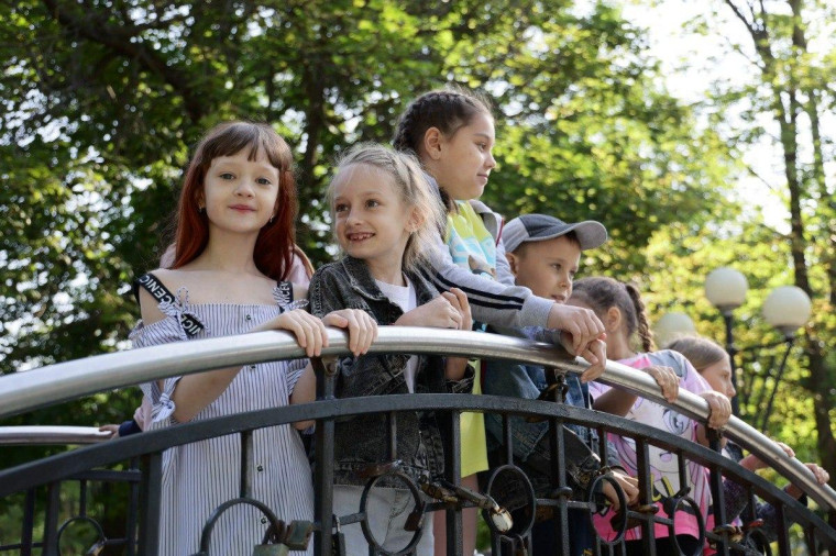 Вячеслав Гладков проводил 300 шебекинских школьников на летний отдых в Воронежскую область.