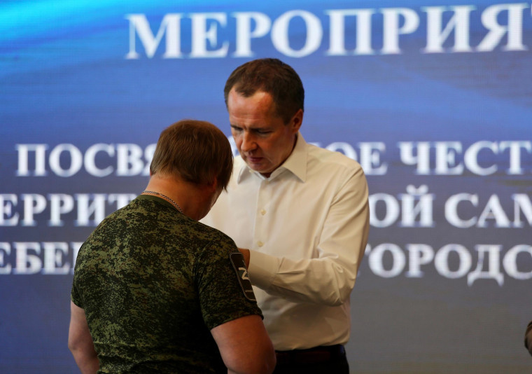 Вячеслав Гладков наградил отличившихся бойцов Шебекинской территориальной самообороны.