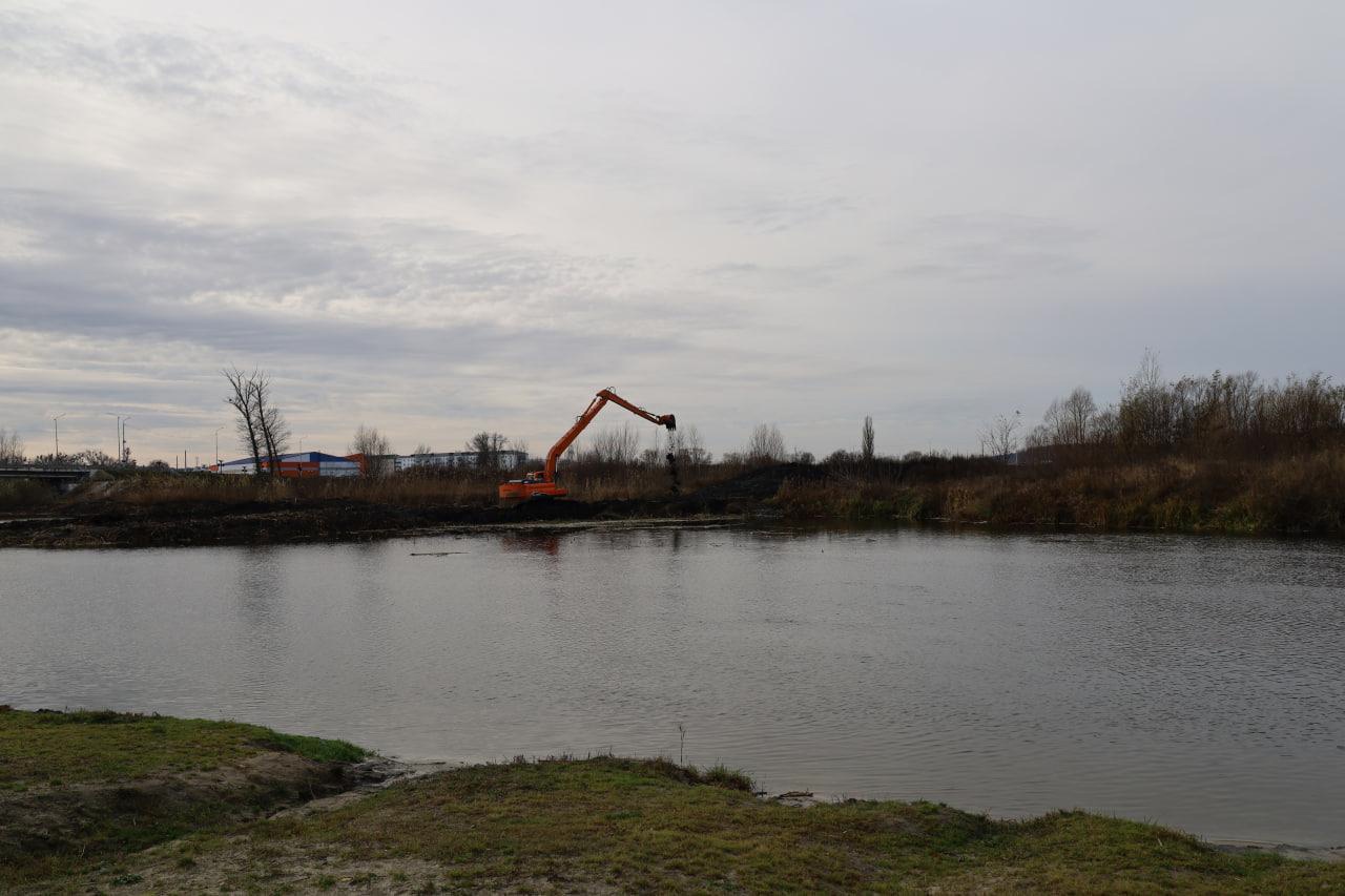 В Шебекинском городском округе продолжают очищать водоёмы в рамках  программы «Наши реки» | 08.11.2023 | Шебекино - БезФормата