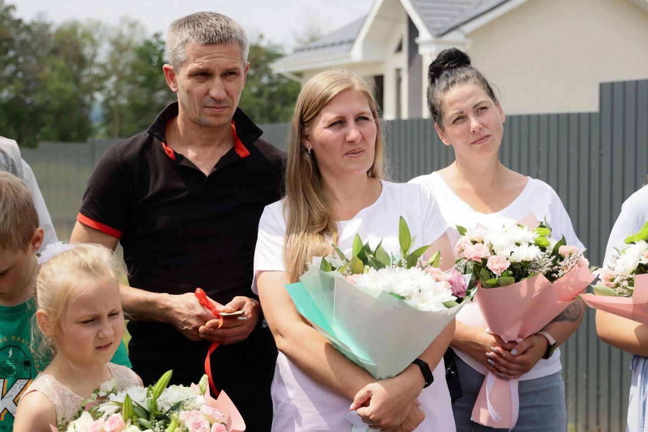 Шебекинские многодетные семьи получили ключи от нового жилья | 05.07.2023 |  Шебекино - БезФормата